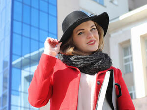 قاعدة الأناقة الأهم في فصل الشتاء هي عدم ارتداء طبقات كثيرة