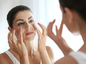 من خلال البشرة ينعكس جمال المرأة وصحتها ومدى اهتمامها بنفسها

