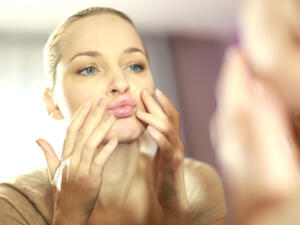 يجب استخدام الماء البارد في الصباح لغسل الوجه

