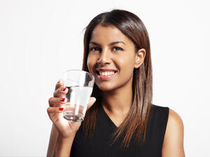 يعتبر شرب الماء من أفضل الطرق التي يمكن أن تقوم بها للحفاظ على صحة بشرتك