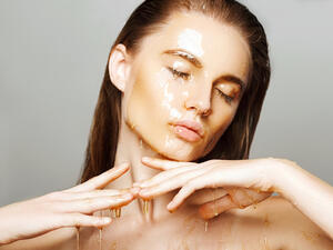 يساهم العسل في ترطيب البشرة فهو يحافظ على نضارة البشرة

