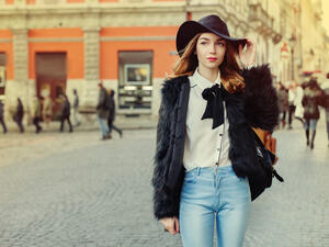 امرأة برج الدلو من النساء اللواتي لا يُعرن صيحات الموضة أيّ اهتمام
