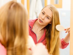 يعاني الكثير من الرجال و النساء من مشكلة تساقط الشعر shutterstock