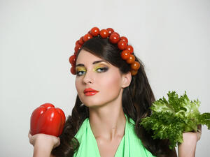 للحصول على شعرٍ طويلٍ يجب تناول غذاءٍ يحتوي على عناصر غذائية له