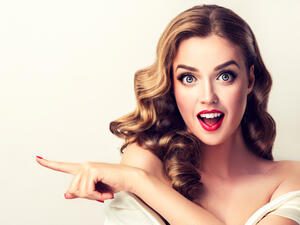 استخدمي فرشاة ظلال العيون لرسم خطين على جوانب الأنف بداية من الحواجب