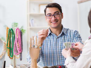 أصحاب برج القوس يتصورون أن سعادتهم تكمن في إنفاق المال