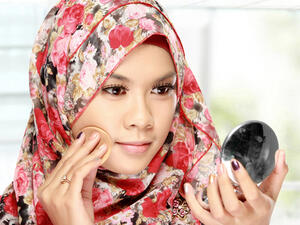 تجنبي الخروج من المنزل فترة الظهيرة في رمضان لأن يؤثر على بشرتك

