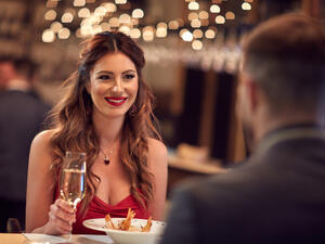 من صفات الشخص الرومانسي مرهف الإحساس

