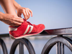 الأحمر من الألوان التي لا غنى عنها خاصة في الصيف

