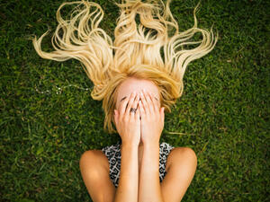 دللي شعرك بحمامات كريم ترطيبية جيدة مرة أسبوعيًا على الأقل
