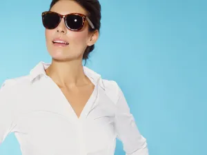 يعتبر القميص الأبيض من القطع الأساسية والمفضلة التي لا يمكن للمرأة الأنيقة