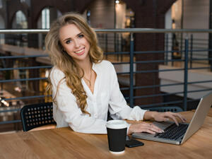 تتميز امرأة الدلو بالثقة العالية بنفسها وتصرفاتها
