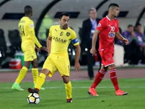 Persepolis' Ali Alipour (R) walks by Al-Sadd Xavi Hernandez (L) during the AFC Champions League football match Al-Sadd (Qatar) vs Persepolis FC (Iran) at the Azadi Stadium in the Iranian capital Tehran on October 23, 2018.
ATTA KENARE / AFP