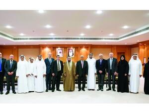 سلطان القاسمي يتوسط أعضاء مجلس أمناء جامعة الشارقة