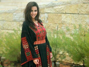 الصورة لفتاة اخرى تعرض الزي الفلسطيني ولا علاقة لها بالموضوع