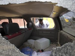 قتل 30 مدنيا بقرية يمنية في هجوم لطائرات هليكوبتر