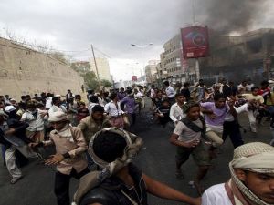 حرب شوارع بين الحوثيين والميليشيات الموالية للرئيس هادي وسط عدن