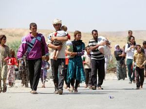 Yazidi Iraqis fleeing Daesh cross into Syria at Fishkhabur on August 11, 2014. (AFP/Ahmad Al-Rubaye)