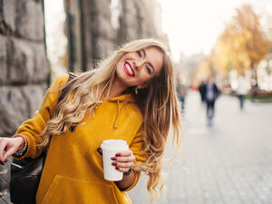 المرأة ذات البشرة الفاتحة ينبغي عليها اختيار معطف بدرجات الأصفر 