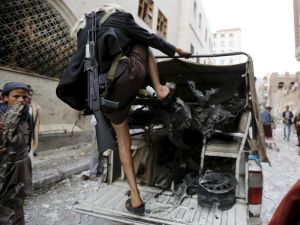 تستمر المواجهات العنيفة بين اللجان الشعبية والحوثيين في محافظات تعز وإب وشبوة