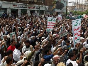 Yemeni Shiites hold a demonstration in the capital Sanaa to protest against the security services (Mohammed Huwais / AFP)