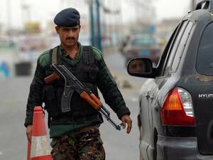 YEMEN, SANAA : A Yemeni soldier checks vehicles near Sanaa International Airport on August 6, 2013 in Yemen.  AFP PHOTO/MOHAMMED HUWAIS