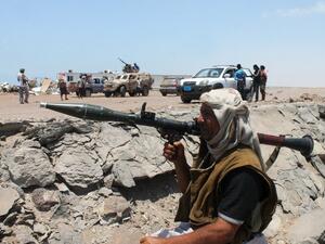 Militiamen loyal to Yemen's President Hadi prepare to launch attacks towards Houthi rebels near the airport in the southern Yemeni city of Aden. (Image: AFP/ Saleh Al Obeida)