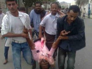 يمنيون يسعفون احد المصابين/صورة عن توتير