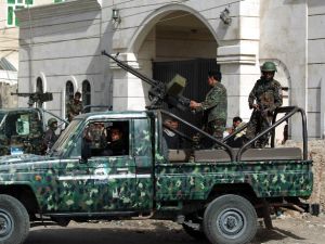 قوات يمنية امام محكمة في صنعاء حيث يحاكم اعضاء من القاعدة/أ.ف.ب