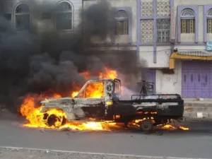 سيارة عسكرية محترقة في صنعاء