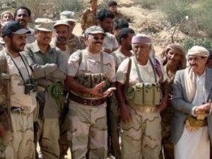 ارشيف/اللواء الاحمر (وسط) خلال زيارة للقوات اليمنية في صعدة شمال البلاد