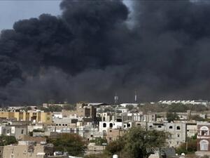 دوي انفجارات عنيفة وتصاعد لأعمدة الدخان بكثافة