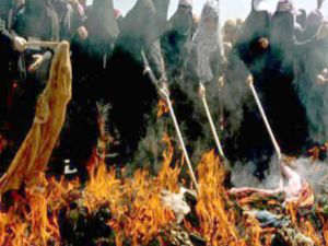 حرق البراقع احتجاجا على صالح 