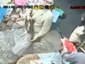 شاب يمني يدافع عن نفسه وعن المتجر الذي يعمل به بوجه مسلحين حاولا سلبه