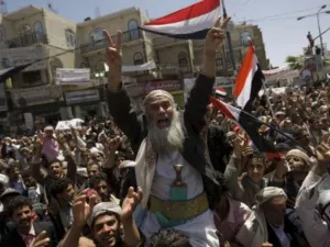 يمنيون يتظاهرون ضد الرئيس علي عبدالله صالح في صنعاء 