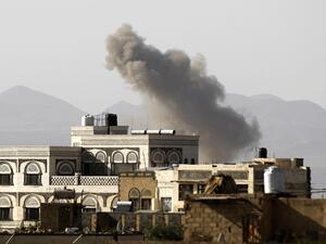 Smoke billows from buildings following a reported air strike carried out by the Saudi-led coalition in the Yemeni capital Sanaa on October 5, 2016. (AFP/Mohammed Huwais)