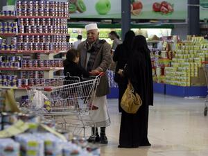 Yemenis shop at a supermarket in the capital Sanaa on May 17, 2016. Prices of goods and fuel have risen in the war-torn country since Monday due to the fall in the value of the Yemeni rial against the dollar. (AFP/Mohammed Huwais) Yemenis shop at a supermarket in the capital Sanaa on May 17, 2016. Prices of goods and fuel have risen in the war-torn country since Monday due to the fall in the value of the Yemeni rial against the dollar. (AFP/Mohammed Huwais)