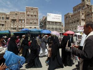 Yemenis shop at a market in the old city of the capital Sanaa on May 5, 2016. (AFP/Mohammed Huwais) Yemenis shop at a market in the old city of the capital Sanaa on May 5, 2016. (AFP/Mohammed Huwais)