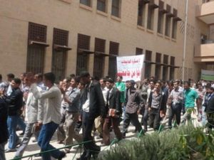 حمل الطلاب لفتات كتب عليها "جامعتنا جامعة تعليم عالي لا تعليم السلاح الالي"