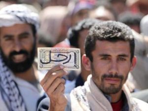 محتج مناهض للحكومة يشارك في تظاهرة في صنعاء
