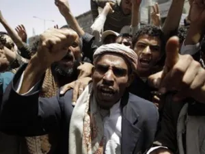متظاهرون مناهضون لنظام الرئيس اليمني علي عبد الله صالح في صنعاء
