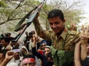 متظاهرون يحملون جنديا يمنيا اعلن انضمامه اليهم