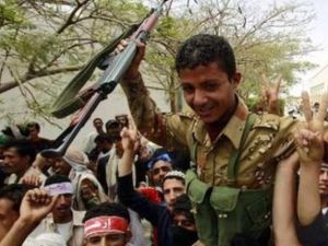 متظاهرون يحملون جنديا يمنيا اعلن انضمامه اليهم