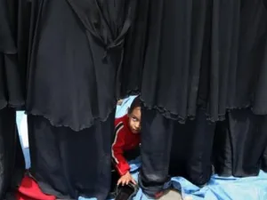طفل يمني بين نساء يشاركن في التظاهرات ضد النظام في اليمن في 15 اذار/مارس
