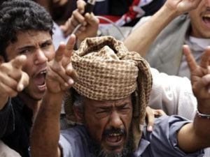 محتجون يمنيون مناهضون للحكومة يرددون هتافات خارج جامعة صنعاء
