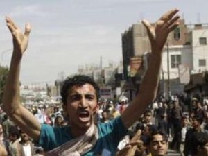 متظاهرون خارج جامعة صنعاء