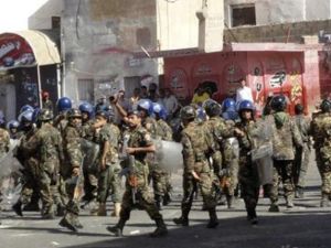 شرطة مكافحة الشغب تتجمع اثناء اشتباكات مع محتجين في مدينة تعز اليمنية الجنوبية 
