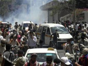 متظاهرون اثناء مسيرة في تعز