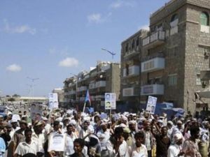 مسيرة لمتظاهرين مناهضين للحكومة في مدينة زنجبار جنوب اليمن
