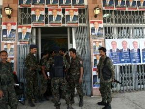 جنود يمنيون يحرسون أحد مراكز الإقتراع للإنتخابات الرئاسية